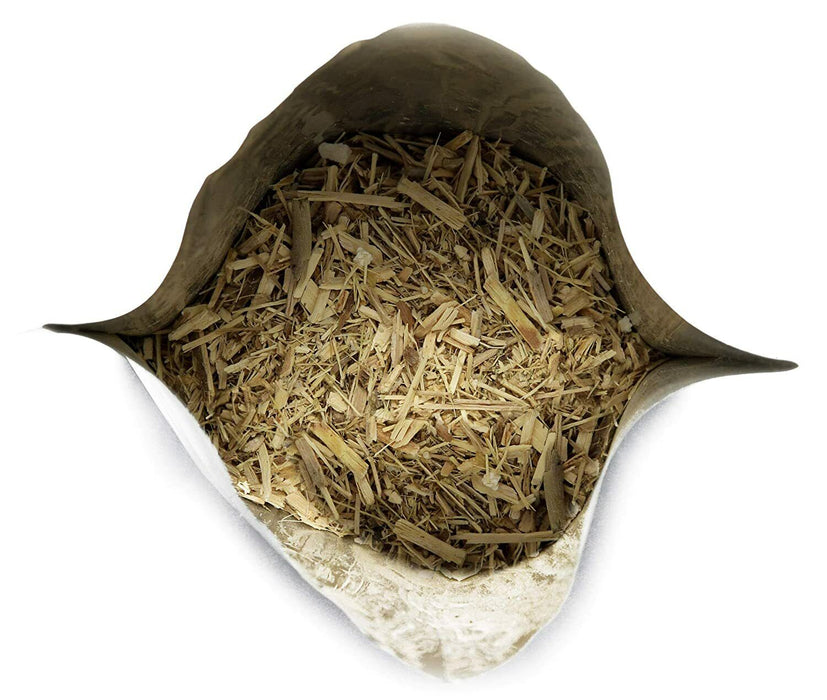 Ouvert sachet de Racine de Taïga coupée, prête pour préparation de thé de Ginseng Sibérien, sur fond blanc.