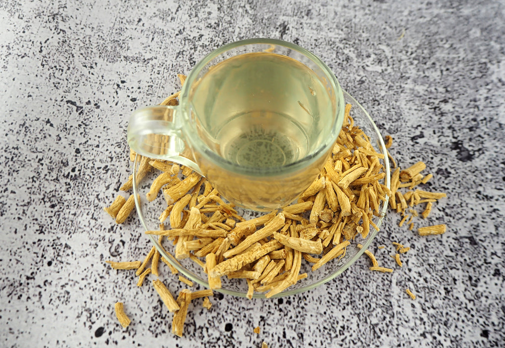 Vue de dessus d'une infusion claire de Panax Ginseng, préparation saine pour le bien-être.