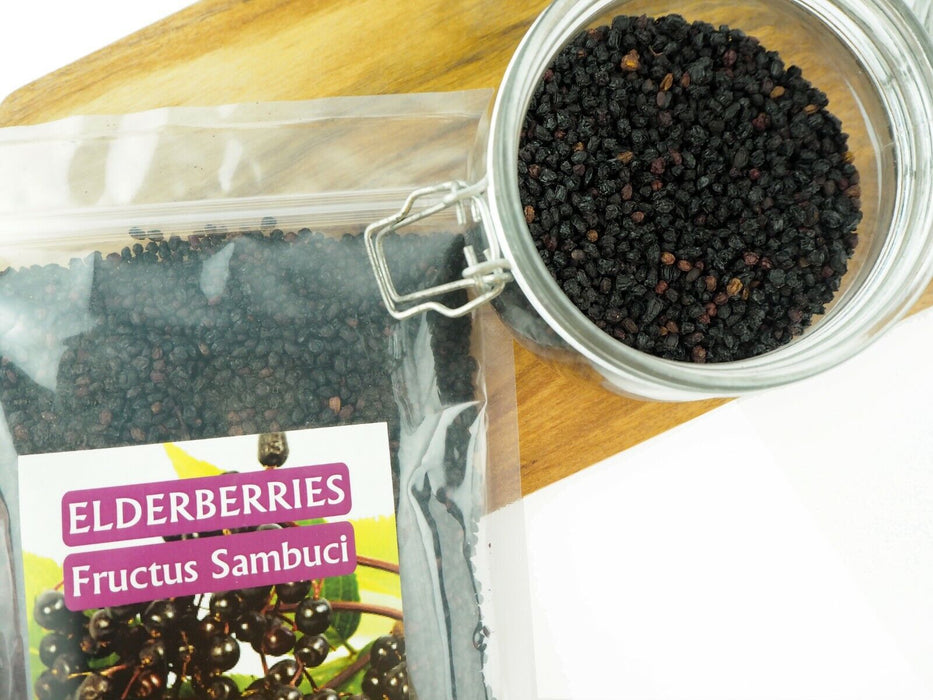 Baies de sureau séchées Fructus Sambuci dans un sachet pratique réutilisable, parfaites pour conserver les saveurs et les arômes.