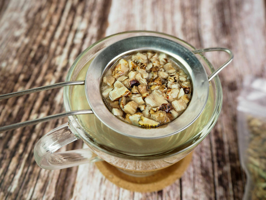 Infusion en cours avec des morceaux de racine de calamus, pour un thé réconfortant.