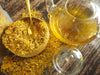 Séchées et prêtes à infuser, ces pétales de souci (Calendula officinalis) rayonnent d'une teinte dorée chaleureuse, promettant une tisane réconfortante.