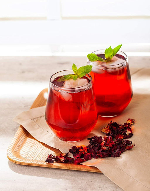 Boissons rafraîchissantes d'infusion d'hibiscus bio garnies de menthe, idéales pour une pause désaltérante.