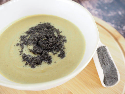 Velouté crémeux garni de poudre de graines de Nigelle BIO pour une touche de saveur et de bienfaits pour la santé.