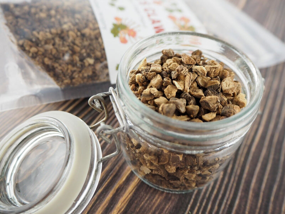 Pot en verre ouvert de Griffe du diable, Harpagophytum, pour préparations de tisanes soulageant l'arthrite.