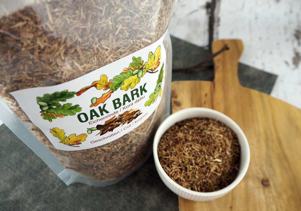 Gros plan sur un sachet transparent d'OAK BARK montrant l'écorce de chêne coupée, prête à être transformée en tisane apaisante.