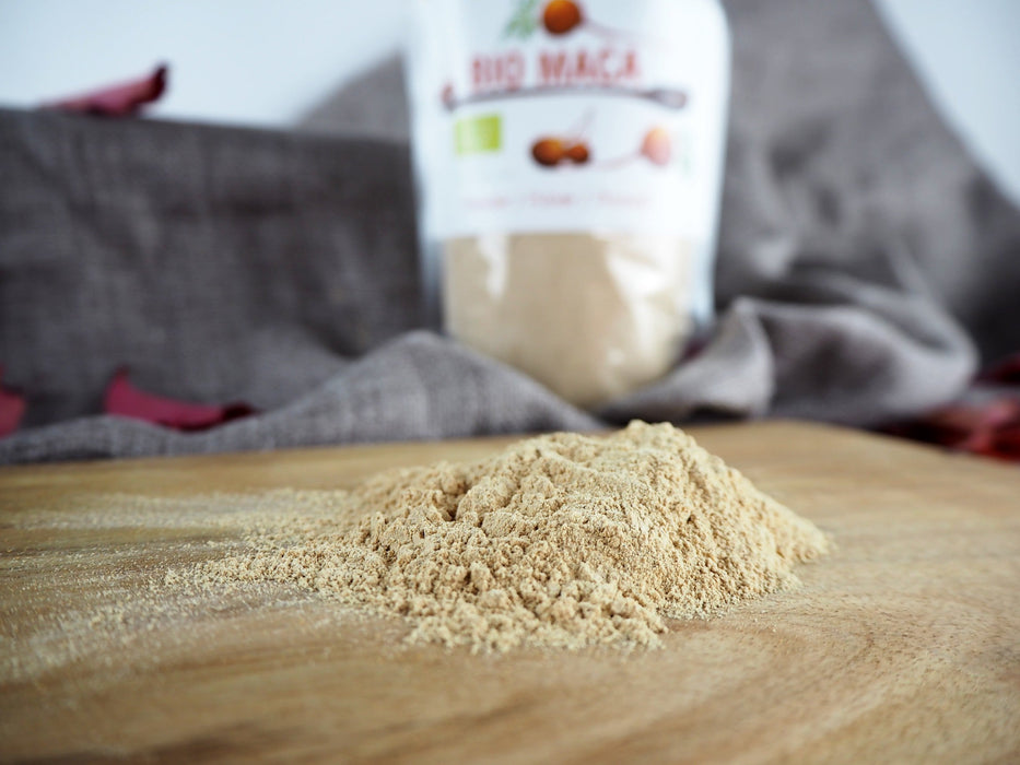 Maca en poudre bio sur une table en bois, prêt pour votre smoothie matinal revitalisant.