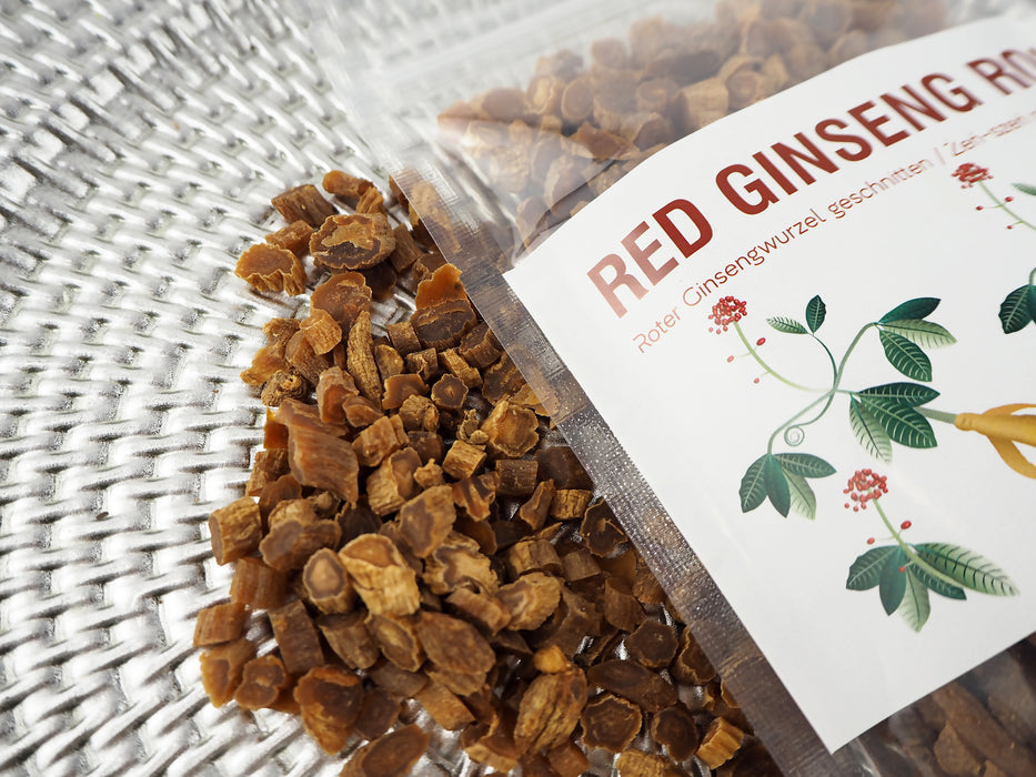 Tranches séchées de Ginseng rouge BIO sur fond métallique, prêtes à l'emploi pour des thés tonifiants et revitalisants.