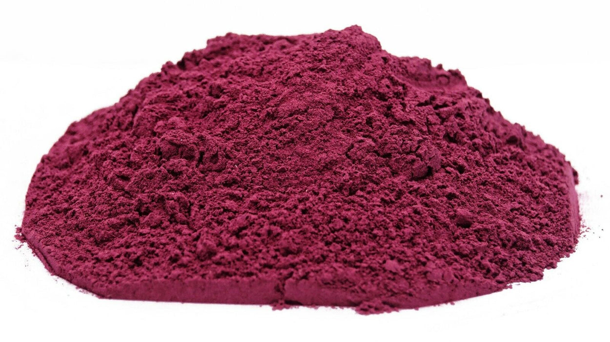 Gros plan sur la poudre fine d'hibiscus BIO, montrant la qualité et la couleur riche pour des utilisations culinaires et cosmétiques.