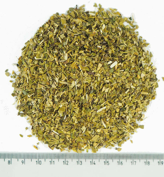 Vue de dessus de Yerba Mate brésilienne finement coupée, affichant la texture délicate et uniforme, parfaite pour une tasse énergisante.