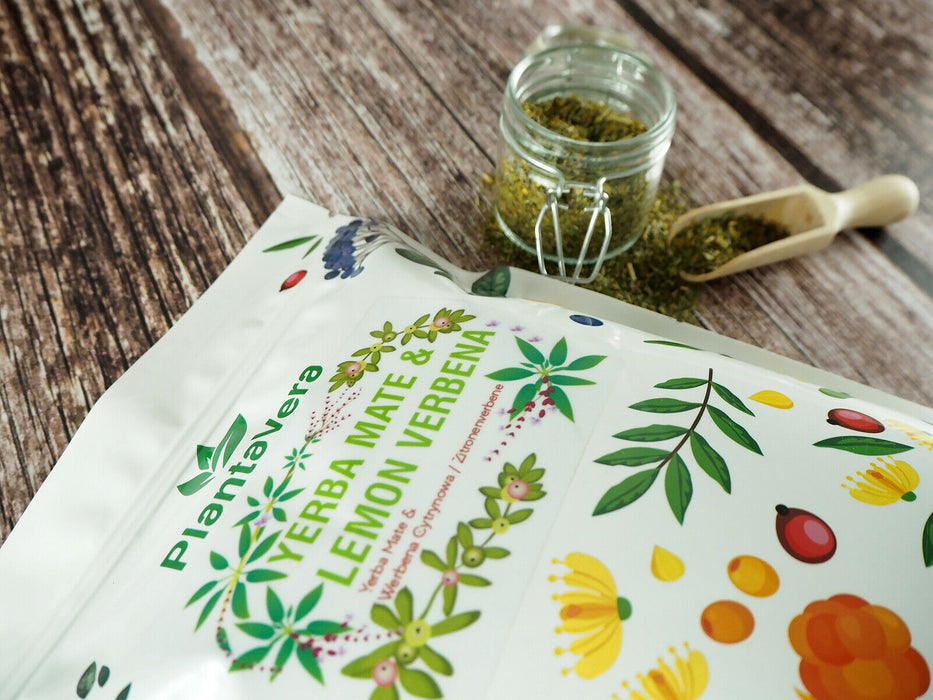 Paquet de Yerba Mate désamargée à la verveine citronnelle de la marque PlantaVera, 800g, avec des illustrations de citron et de feuilles de verveine.