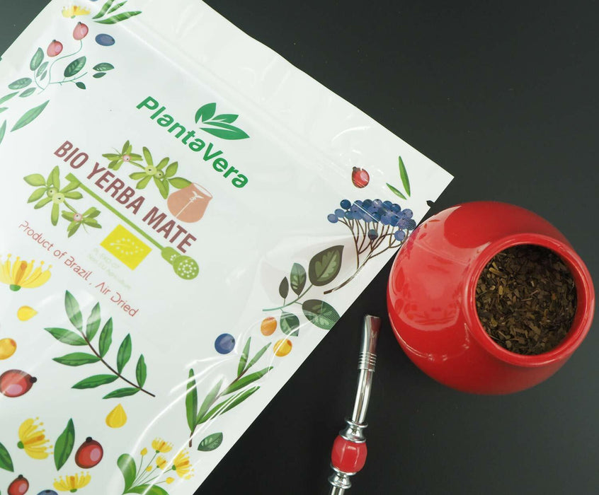 Composition élégante de Yerba Mate BIO avec une calebasse rouge et sachet illustré, invitant à découvrir la tradition sud-américaine.