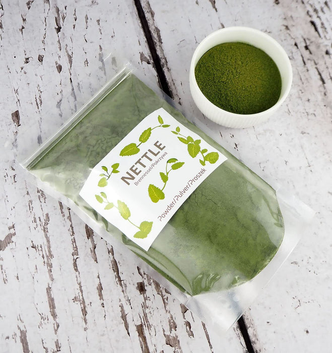 Sachet transparent étiqueté 'NETTLE' avec de la poudre de feuille d'ortie biologique, prête à ajouter une touche de santé à vos recettes.