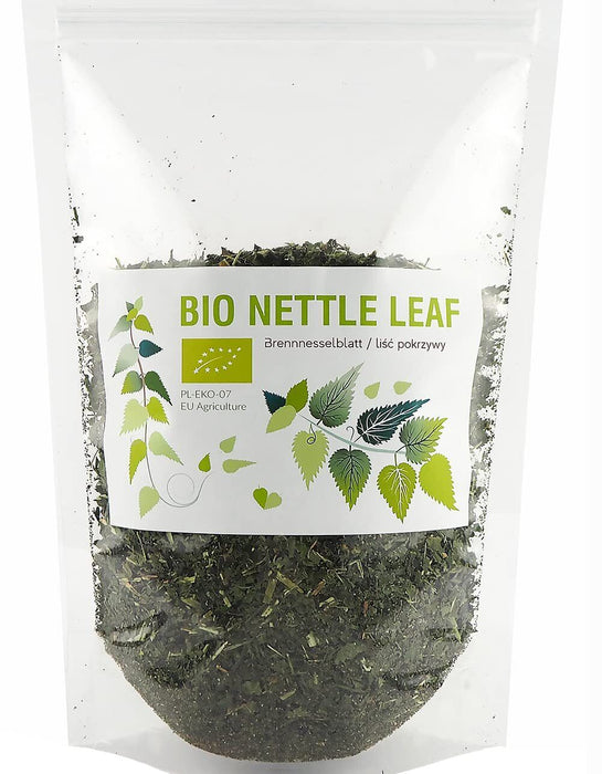 Emballage transparent de feuilles d'ortie BIO avec étiquette montrant le label de l'agriculture biologique européenne, produit naturel et sain.