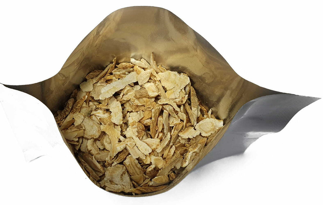 Ouverture d'un sachet de ginseng américain, montrant la racine coupée prête à être infusée pour un thé riche en énergie.