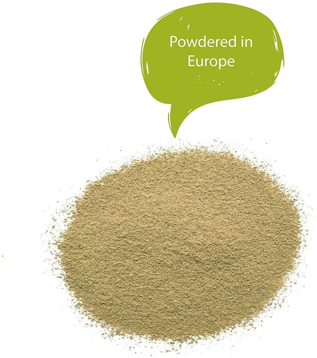 Tas de poudre de ginseng de Sibérie avec bulle de texte indiquant 'Powdered in Europe' sur fond blanc, mettant en avant la qualité européenne du produit.