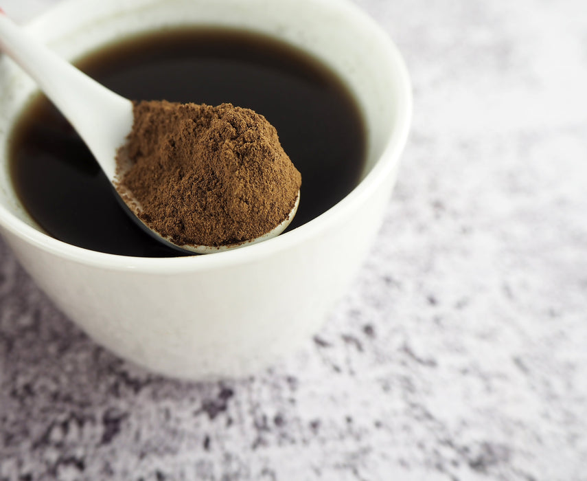 Moment de bien-être avec une tasse de thé Lapacho, préparée à partir de poudre de Lapacho de haute qualité, invitant à un rituel de thé apaisant.