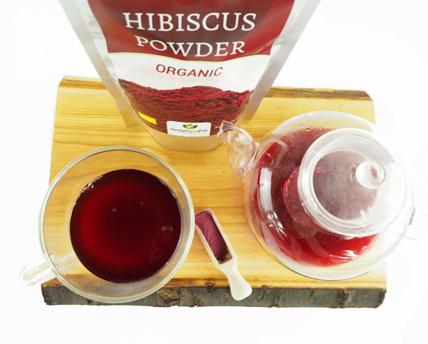 Thé d'hibiscus préparé avec la poudre BIO, démonstration de l'utilisation du produit pour des boissons bénéfiques à la santé.