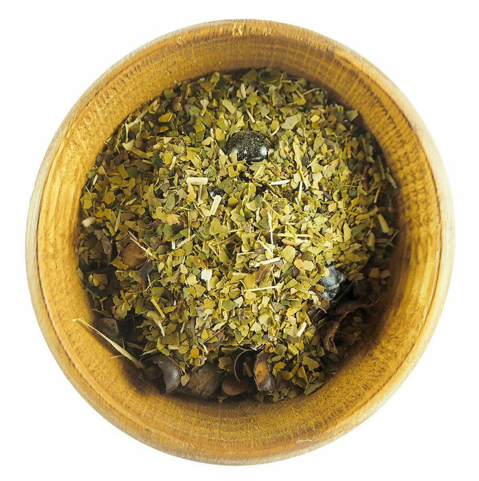 Vue intérieure d'une calebasse remplie de Yerba Mate mélangée avec des graines de Guarana, prête à être infusée