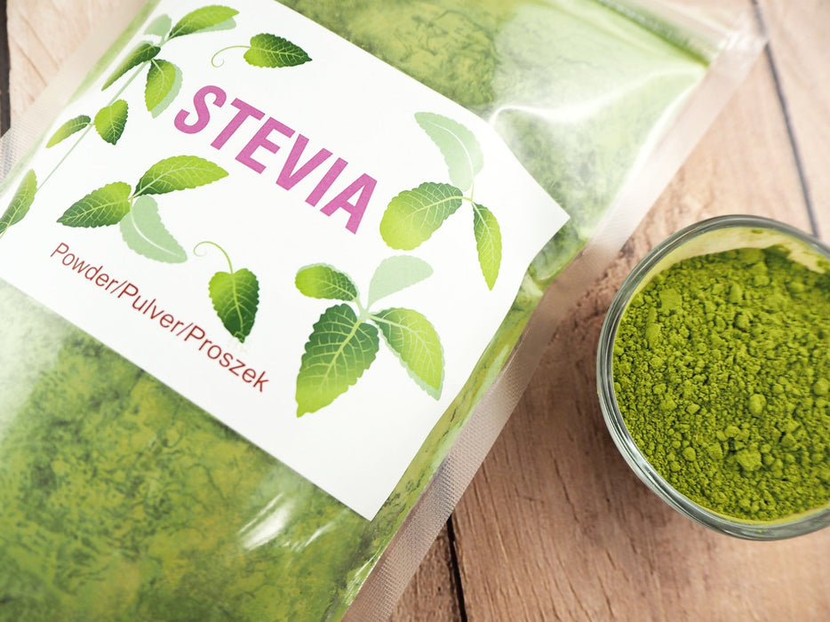 Poudre verte de Stevia dans un emballage transparent avec l'étiquette en plusieurs langues, indiquant un produit polyvalent et international.