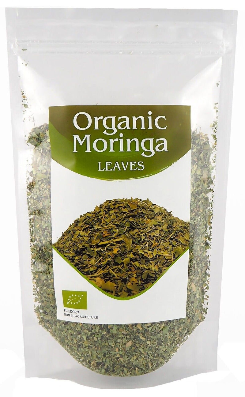 Sachet refermable de feuilles de Moringa biologique avec un étiquetage clair, mettant en avant l'origine biologique et la certification.